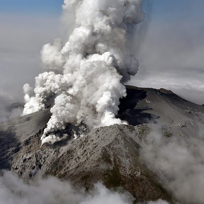 Неочаквано вулкан изригна в Япония, жена загина, десетки са ранени