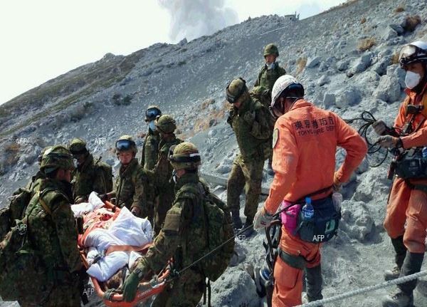 Тайфун и вулкан убиха над 60 човека в Япония