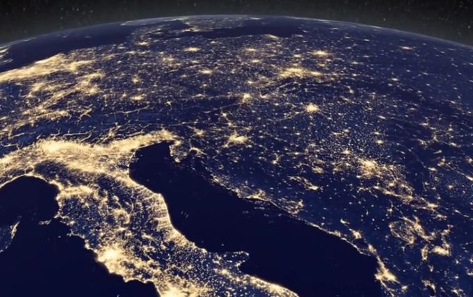 Пред новогодишната нощ Земята сияе прелестно в Космоса (видео)