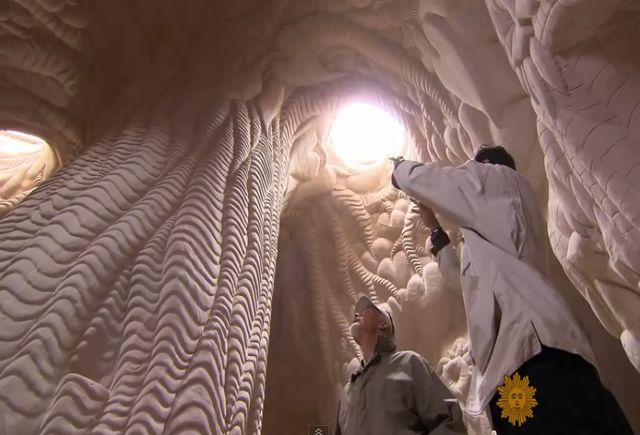 Зашеметяващо красиви произведения на изкуството под земята (видео)