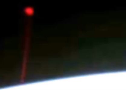 Странна червена сфера профуча край МКС (видео)