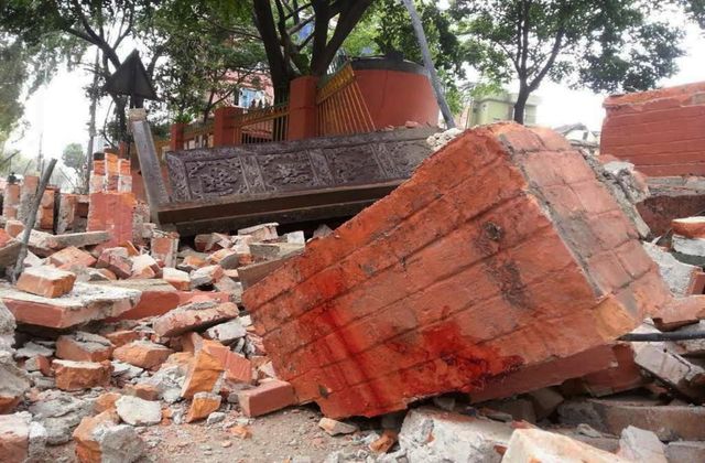 Мощно земетресение в Непал срути сгради, предизвика лавини – десетки са загинали