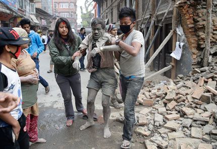 Загиналите при земетресението в Непал са над 1800