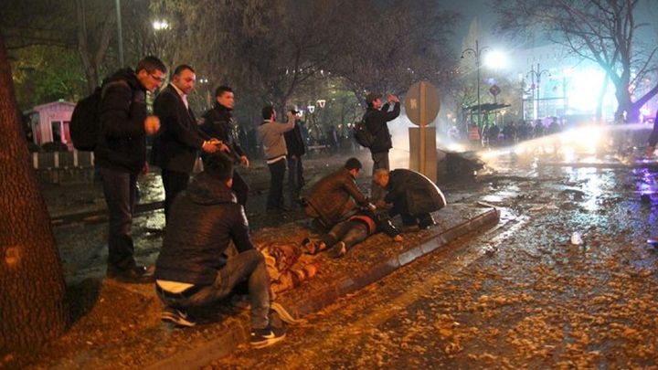 Най-малко 25 човека загинаха при експлозия в Анкара (видео)