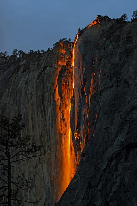 Изумителният огнен водопад Конска опашка (видео)