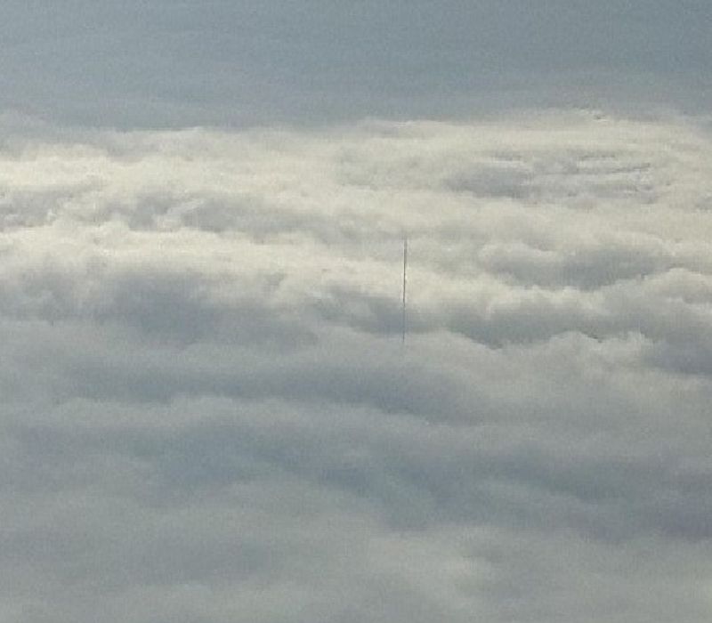 Загадъчна гигантска антена стърчи над облаците (снимки)