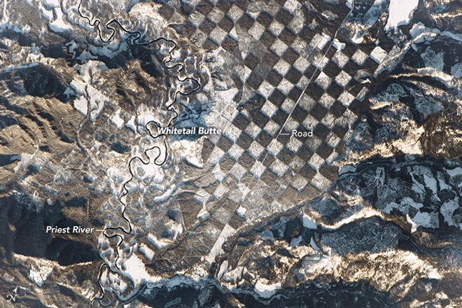 Астронавт засне шахматна дъска върху повърхността на Земята