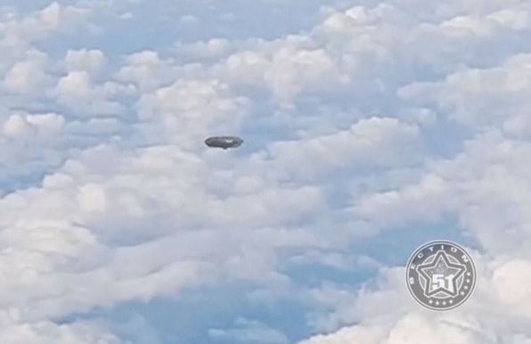 НЛО с необичайна форма пресече пътя на самолет (видео)