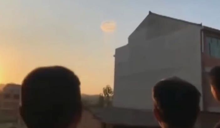 Загадъчен пръстен в ясно небе се появи над китайски град (видео)