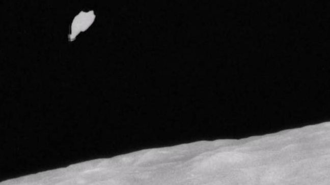 Извънземен кораб лети в орбита около Луната (видео)