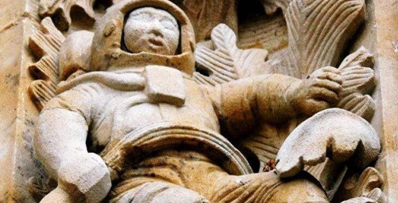 Загадъчен астронавт върху фасада на средновековен храм (снимки)