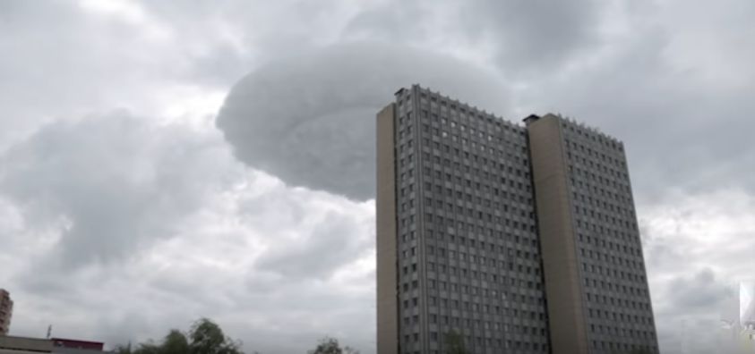 Огромен кръгъл облак с формата на НЛО е заснет в Москва (видео)