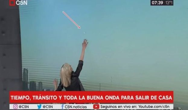 НЛО се появява по време на телевизионно предаване на живо (видео)