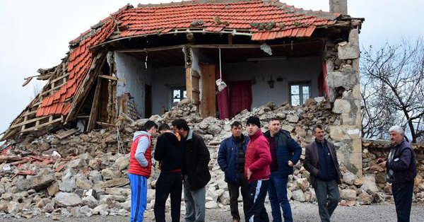 Силно земетресение разлюля Западна Турция (видео)