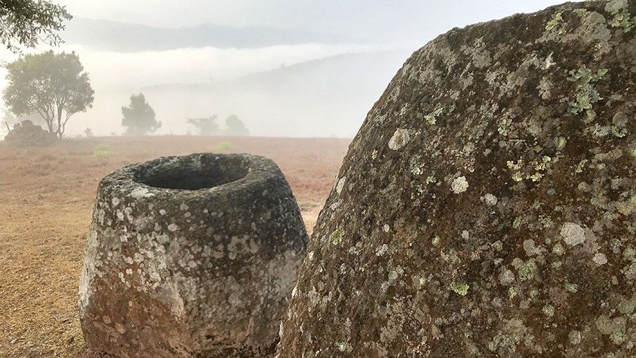Археолози откриха загадъчни каменни делви в Лаос (снимки)