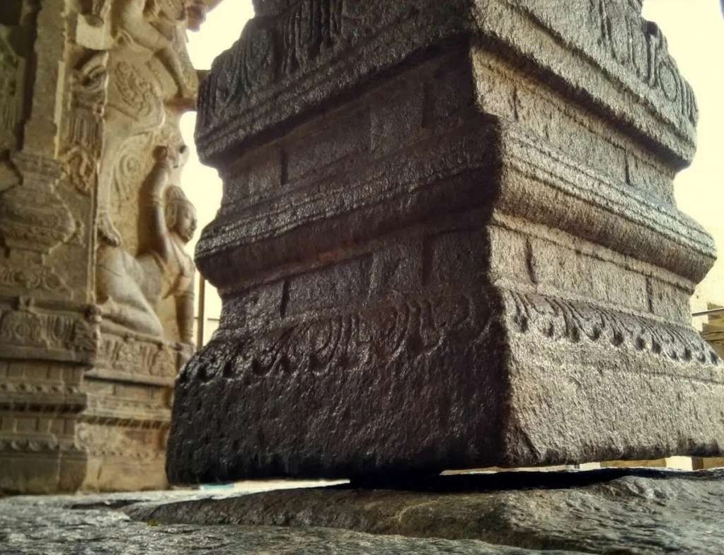 Древните са владеели антигравитацията: Реещата се 100-тонна колона в Индия (снимки, видео)