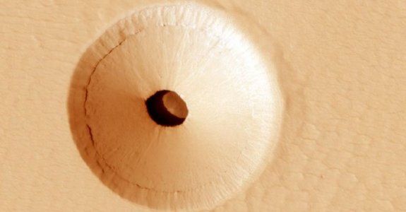 НАСА засне на Марс голям вход на загадъчна пещера върху склона на вулкан