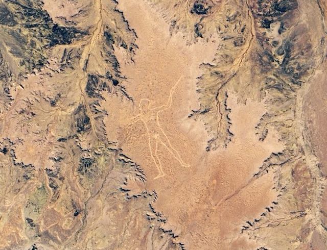 Спори се кой е нарисувал гигантския геоглиф на мъж в Австралия