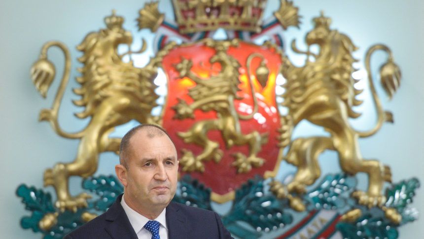 Президентът Радев: Снемам доверието си от правителството